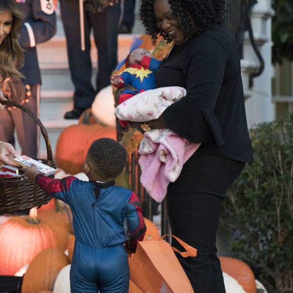 Donald Trump et sa femme Melania Trump offrent des bonbons aux enfants pour Halloween à la Maison Blanche à Washington, le 28 octobre 2019.