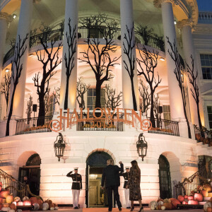 Donald Trump et sa femme Melania Trump offrent des bonbons aux enfants pour Halloween à la Maison Blanche à Washington, le 28 octobre 2019.