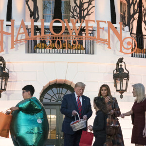 Donald Trump et sa femme Melania Trump offrent des bonbons aux enfants pour Halloween à la Maison Blanche à Washington, le 28 octobre 2019.