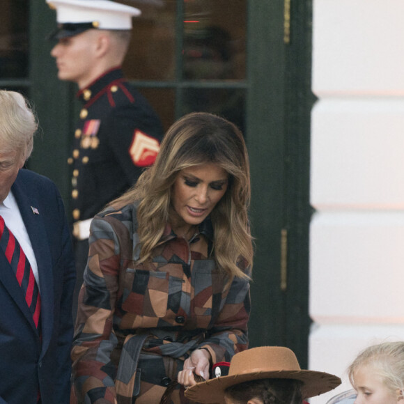 Donald Trump et sa femme Melania Trump offrent des bonbons aux enfants pour Halloween à la Maison Blanche à Washington, le 28 octobre 2019.