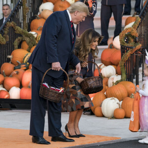 Donald Trump et sa femme Melania Trump offrent des bonbons aux enfants pour Halloween à la Maison Blanche à Washington, le 28 octobre 2019.