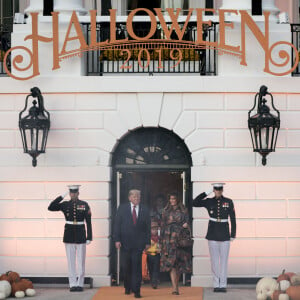 Donald Trump et sa femme Melania Trump offrent des bonbons aux enfants pour Halloween à la Maison Blanche à Washington, le 28 octobre 2019.