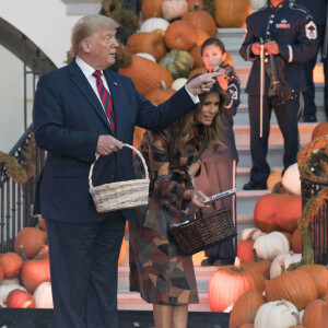 Donald Trump et sa femme Melania Trump offrent des bonbons aux enfants pour Halloween à la Maison Blanche à Washington, le 28 octobre 2019.