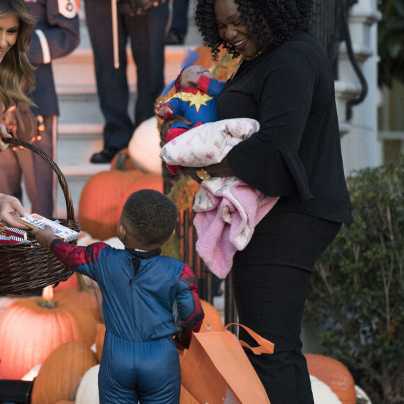 Donald Trump et sa femme Melania Trump offrent des bonbons aux enfants pour Halloween à la Maison Blanche à Washington, le 28 octobre 2019.