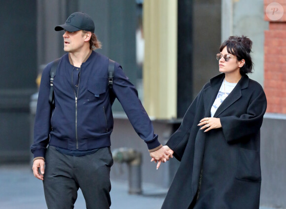 Exclusif - Lily Allen se blottit tendrement dans les bras de son compagnon David Harbour dans la rue à New York le 14 octobre 2019.