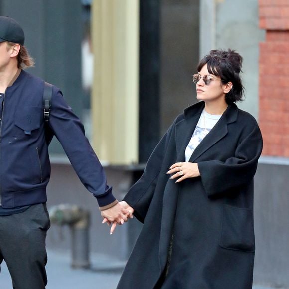 Exclusif - Lily Allen se blottit tendrement dans les bras de son compagnon David Harbour dans la rue à New York le 14 octobre 2019.