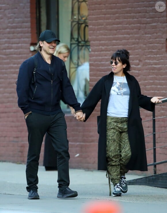 Exclusif - Lily Allen se blottit tendrement dans les bras de son compagnon David Harbour dans la rue à New York le 14 octobre 2019.
