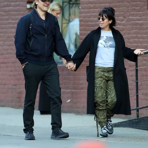 Exclusif - Lily Allen se blottit tendrement dans les bras de son compagnon David Harbour dans la rue à New York le 14 octobre 2019.