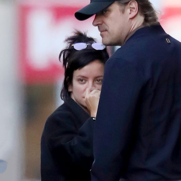 Exclusif - Lily Allen se blottit tendrement dans les bras de son compagnon David Harbour dans la rue à New York le 14 octobre 2019.