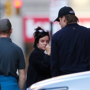 Exclusif - Lily Allen se blottit tendrement dans les bras de son compagnon David Harbour dans la rue à New York le 14 octobre 2019.