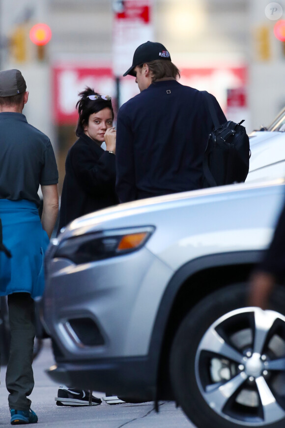Exclusif - Lily Allen se blottit tendrement dans les bras de son compagnon David Harbour dans la rue à New York le 14 octobre 2019.