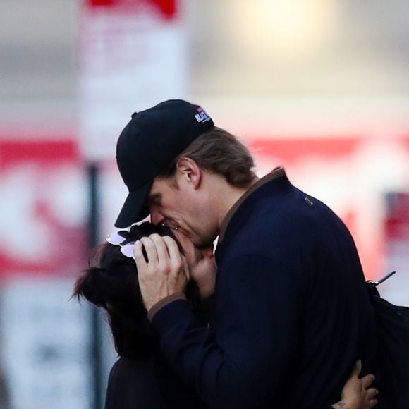 Exclusif - Lily Allen se blottit tendrement dans les bras de son compagnon David Harbour dans la rue à New York le 14 octobre 2019.