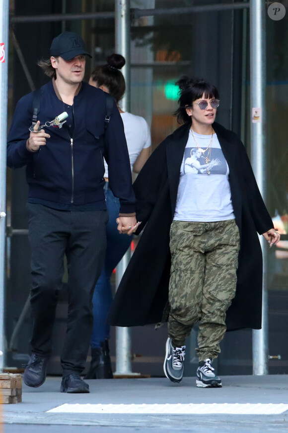 Exclusif - Lily Allen se blottit tendrement dans les bras de son compagnon David Harbour dans la rue à New York le 14 octobre 2019.