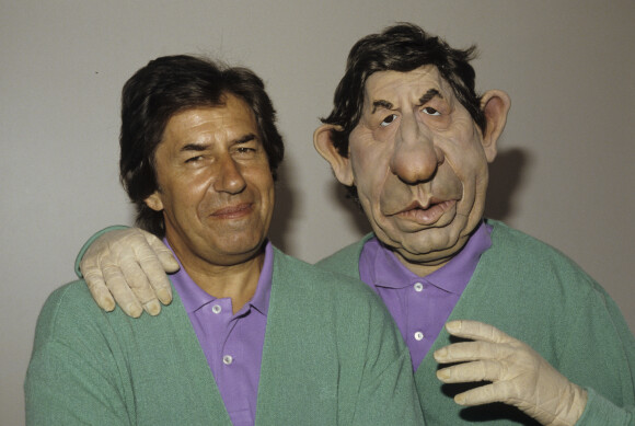 En France, à Paris, Philippe Gildas et sa marionnette en juin 1988.