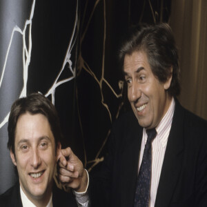 En France, à Paris, Philippe Gildas et Antoine de Caunes sur le plateau de Nulle Part Ailleurs en mars 1989