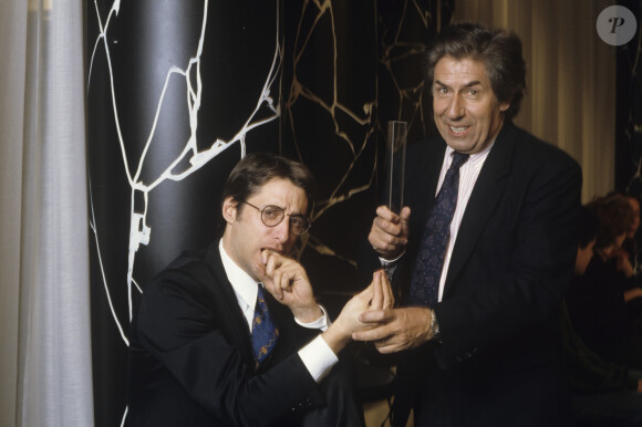 En France, à Paris, Philippe Gildas et Antoine de Caunes sur le plateau de Nulle Part Ailleurs en mars 1989.