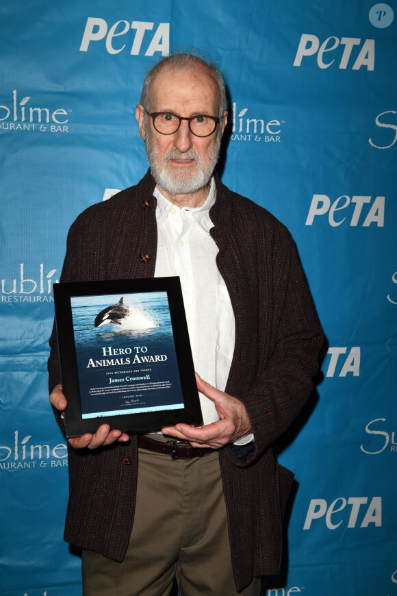 James Cromwell reçoit un "Animals Award" de la fondation PETA à Fort Lauderdale le 11 janvier 2018.