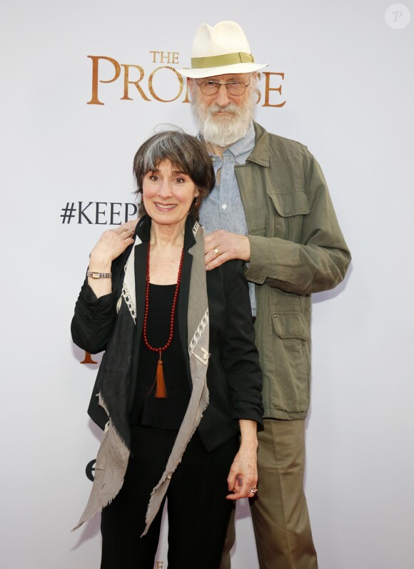 James Cromwell et sa femme Anna Stuart lors de la première "The Promise" à Hollywood, le 12 avril 2017.