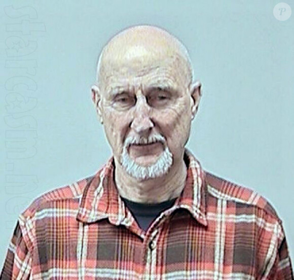 Mugshot de James Cromwell en 2013, arrêté après avoir protesté contre des tests sur les animaux à l'Université du Wisconsin.