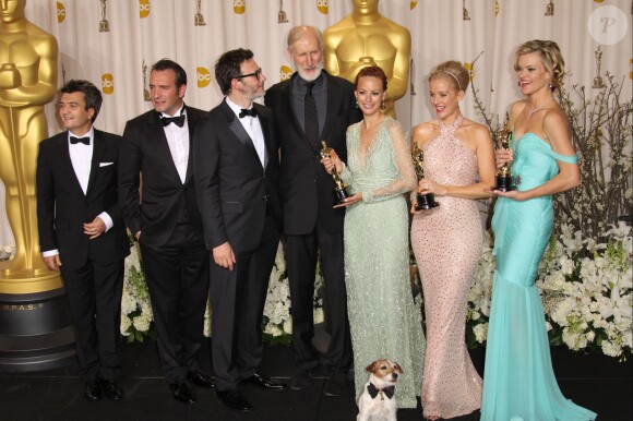 Thomas Langmann, Jean Dujardin, Michel Hazanavicius, James Cromwell, Uggie, Berenice Bejo, Penelope Ann Miller, Missi Pyle aux Oscars en février 2012 à Los Angeles.