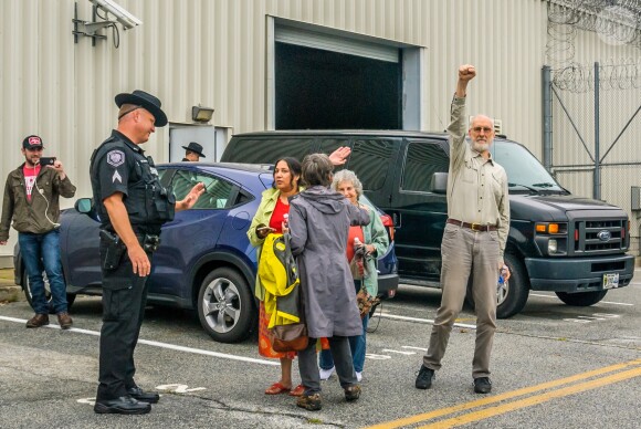 James Cromwell manifestant, le 18 décembre 2015, contre l'installation d'une centrale électrique à Wawayanda, dans l'Etat de New York.