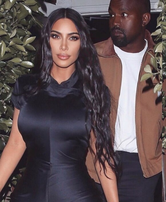 Kim Kardashian pose avec son mari, Kanye West, sur Instagram.