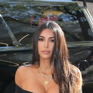 Kim Kardashian porte une robe longue moulante en satin à la sortie du magasin Ulta Beauty à New York, le 24 octobre 2019.