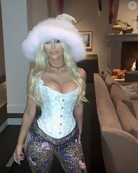 Kim Kardashian déguisée en Pamela Anderson pour Halloween 2018. Instagram. Le 31 octobre 2018.