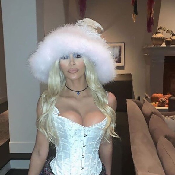 Kim Kardashian déguisée en Pamela Anderson pour Halloween 2018. Instagram. Le 31 octobre 2018.