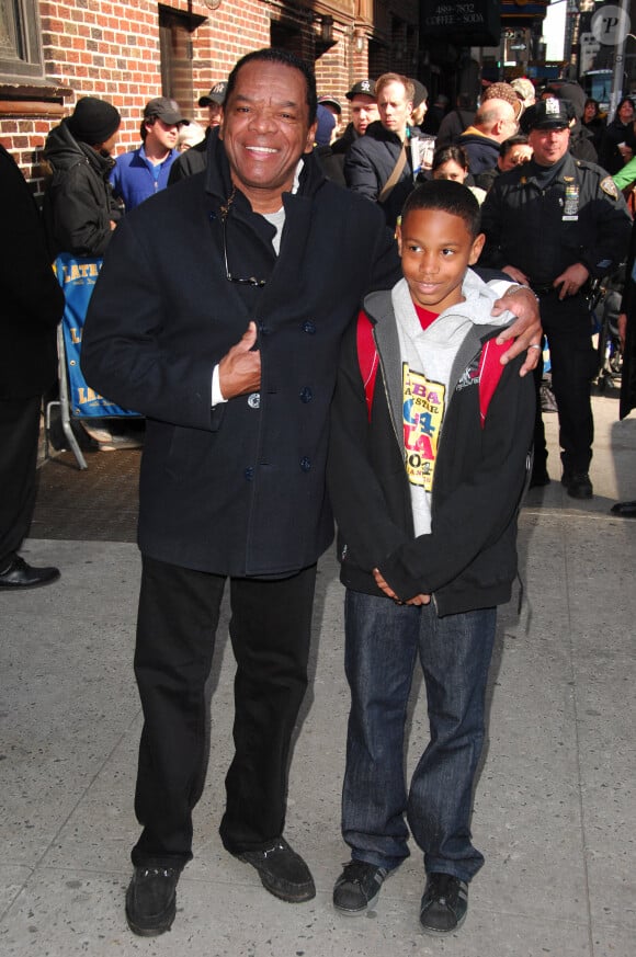 L'acteur John Witherspoon, connu notamment pour son rôle de 'Pops' dans la sitcom Les Frères Wayans, avec son fils Alexander en juin 2008 lors de l'enregistrement du Late Show de David Letterman, parrain d'Alexander et son frère JD. John Witherspoon est mort à 77 ans le 31 octobre 2019.