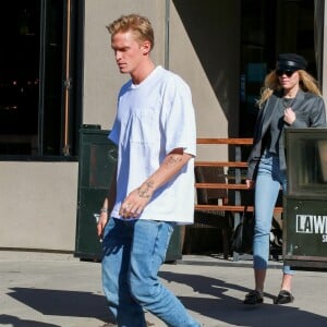 Exclusif - Miley Cyrus et son compagnon Cody Simpson sont allés déjeuner en amoureux au restaurant Granville dans le quartier de West Hollywood à Los Angeles, le 28 octobre 2019