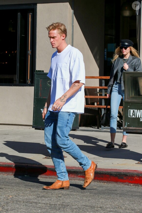 Exclusif - Miley Cyrus et son compagnon Cody Simpson sont allés déjeuner en amoureux au restaurant Granville dans le quartier de West Hollywood à Los Angeles, le 28 octobre 2019
