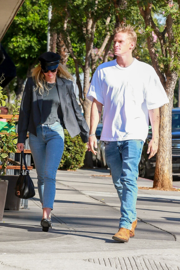 Exclusif - Miley Cyrus et son compagnon Cody Simpson sont allés déjeuner en amoureux au restaurant Granville dans le quartier de West Hollywood à Los Angeles, le 28 octobre 2019