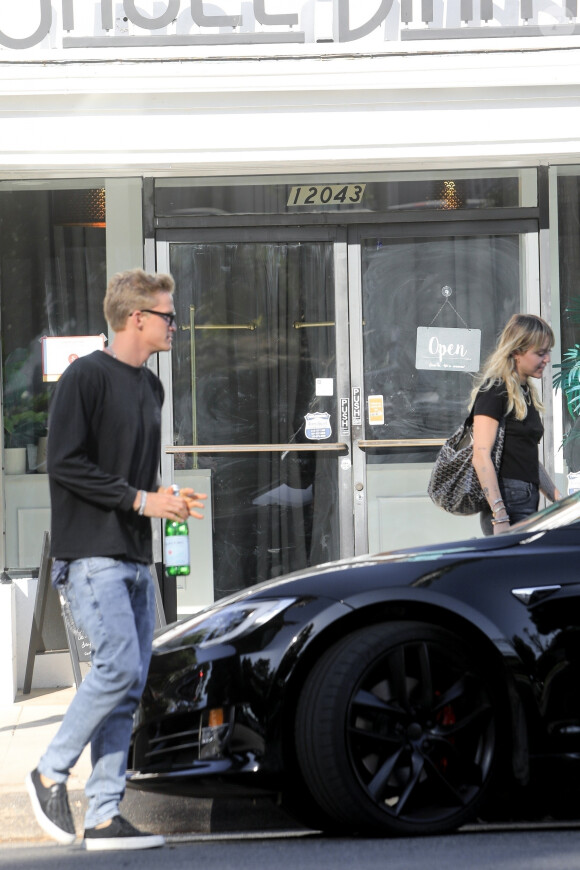 Exclusif - Miley Cyrus et son compagnon Cody Simpson sont allés déjeuner en amoureux au restaurant Joan's On Third à Los Angeles, le 26 octobre 2019