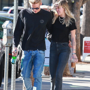 Exclusif Miley Cyrus et son compagnon Cody Simpson se baladent main dans la main dans les rues de Los Angeles. Le couple est allé déjeuner en amoureux. Le 25 octobre 2019