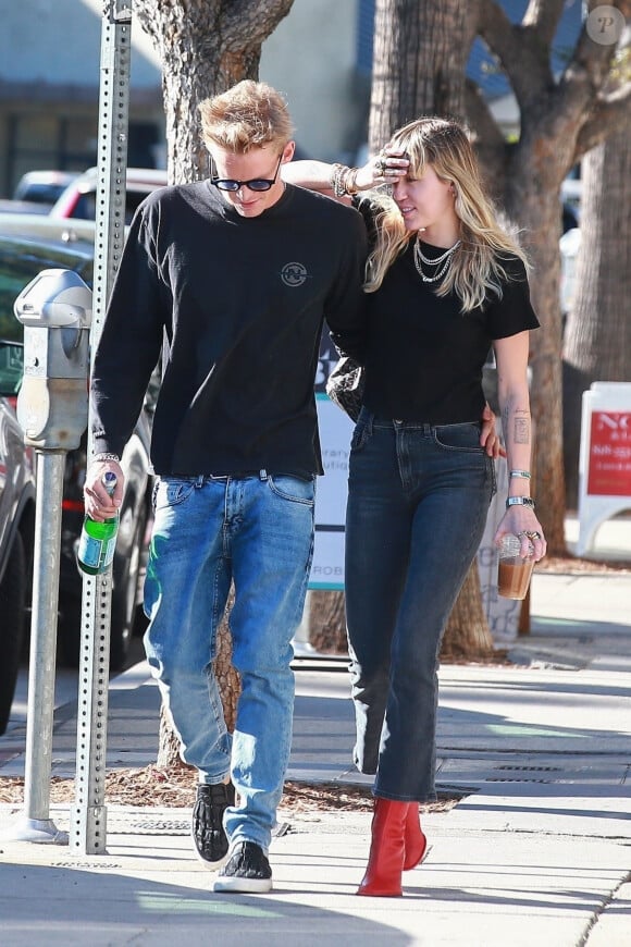 Exclusif Miley Cyrus et son compagnon Cody Simpson se baladent main dans la main dans les rues de Los Angeles. Le couple est allé déjeuner en amoureux. Le 25 octobre 2019
