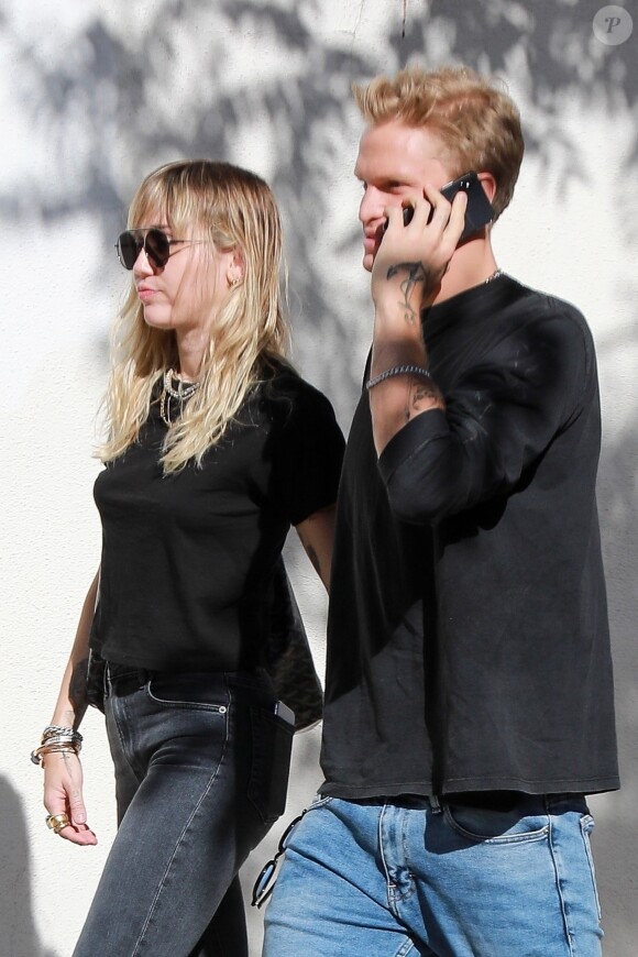 Exclusif Miley Cyrus et son compagnon Cody Simpson se baladent main dans la main dans les rues de Los Angeles. Le couple est allé déjeuner en amoureux. Le 25 octobre 2019