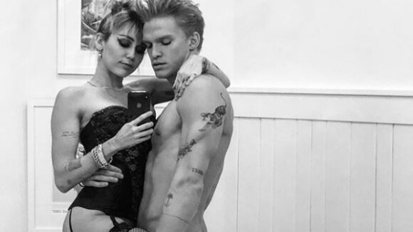 Miley Cyrus : Brûlante avec Cody Simpson en corset et porte-jarretelles