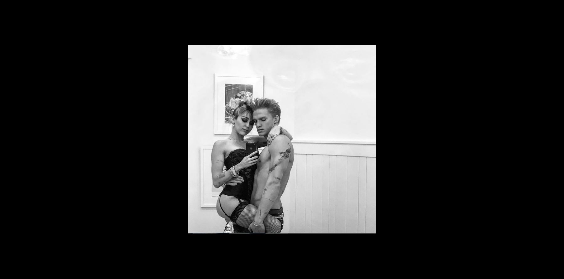 Miley Cyrus : Brûlante avec Cody Simpson en corset et porte-jarretelles
