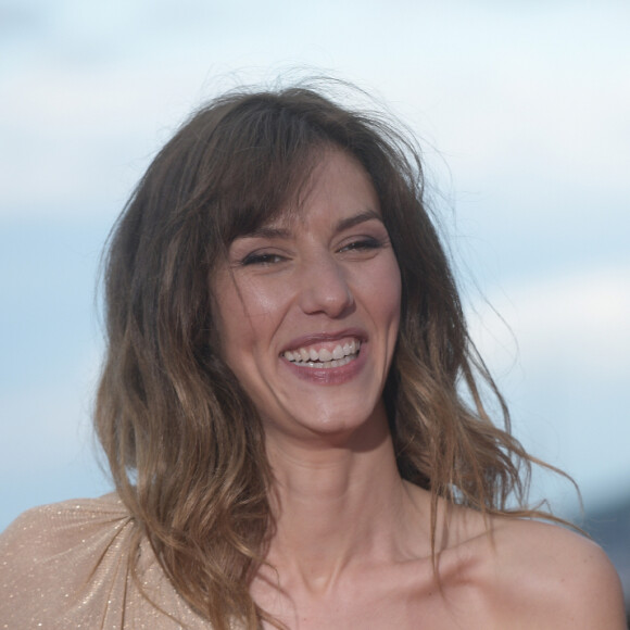 Doria Tillier et son compagnon Nicolas Bedos - Arrivée des people à la cérémonie de clôture du 33e Festival du Film Romantique de Cabourg, le 15 juin 2019. © Giancarlo Gorassini/Bestimage