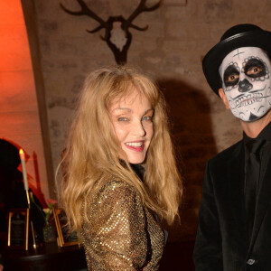 Arielle Dombasle et Nicolas Mazuranic (Bacardi-Martini) à la soirée "Dia De Muertos" organisée par la marque Téquila Patron dans le but de faire découvrir le rituel de Dia de Muertos (le jour de smorts), célébration mexicaine inscrite au patrimoine culturel immatériel de l'humanité de l'UNESCO. Pour l'occasion, la marque Tequila Patron a reçu ses convives au Club de la Nature et de la Chasse, transformé pour l'occasion en véritable hacienda mexicaine, un univers folklorique et coloré. Paris. le 1er novembre 2019. © Ramsamy Veeren/Bestimage