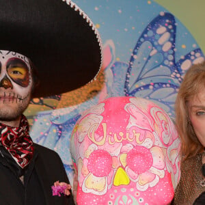 Arielle Dombasle à la soirée "Dia De Muertos" organisée par la marque Téquila Patron dans le but de faire découvrir le rituel de Dia de Muertos (le jour de smorts), célébration mexicaine inscrite au patrimoine culturel immatériel de l'humanité de l'UNESCO. Pour l'occasion, la marque Tequila Patron a reçu ses convives au Club de la Nature et de la Chasse, transformé pour l'occasion en véritable hacienda mexicaine, un univers folklorique et coloré. Paris. le 1er novembre 2019. © Ramsamy Veeren/Bestimage