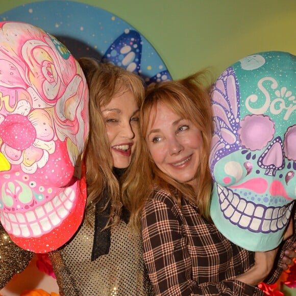 Julie Depardieu et Arielle Dombasle à la soirée "Dia De Muertos" organisée par la marque Téquila Patron dans le but de faire découvrir le rituel de Dia de Muertos (le jour de smorts), célébration mexicaine inscrite au patrimoine culturel immatériel de l'humanité de l'UNESCO. Pour l'occasion, la marque Tequila Patron a reçu ses convives au Club de la Nature et de la Chasse, transformé pour l'occasion en véritable hacienda mexicaine, un univers folklorique et coloré. Paris. le 1er novembre 2019. © Ramsamy Veeren/Bestimage