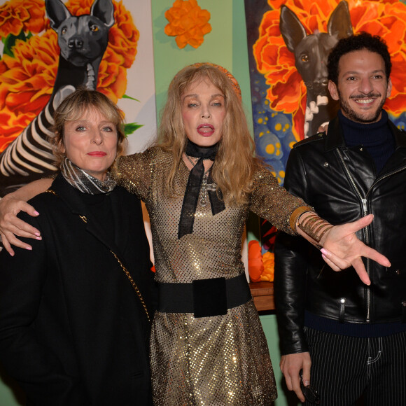 Arielle Dombasle, Vincent Dedienne et Julie Depardieu à la soirée "Dia De Muertos" organisée par la marque Téquila Patron dans le but de faire découvrir le rituel de Dia de Muertos (le jour de smorts), célébration mexicaine inscrite au patrimoine culturel immatériel de l'humanité de l'UNESCO. Pour l'occasion, la marque Tequila Patron a reçu ses convives au Club de la Nature et de la Chasse, transformé pour l'occasion en véritable hacienda mexicaine, un univers folklorique et coloré. Paris. le 1er novembre 2019. © Ramsamy Veeren/Bestimage