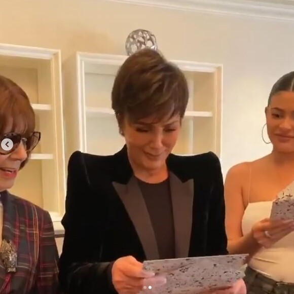 Kris Jenner, en larmes à la découverte de son cadeau d'anniversaire : une journée dans l'ancienne maison de sa famille. Novembre 2019.