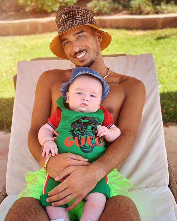 Laurent, le mari de Jazz, avec son fils Cayden sur les genoux, sur Instagram, le 11 juin 2019
