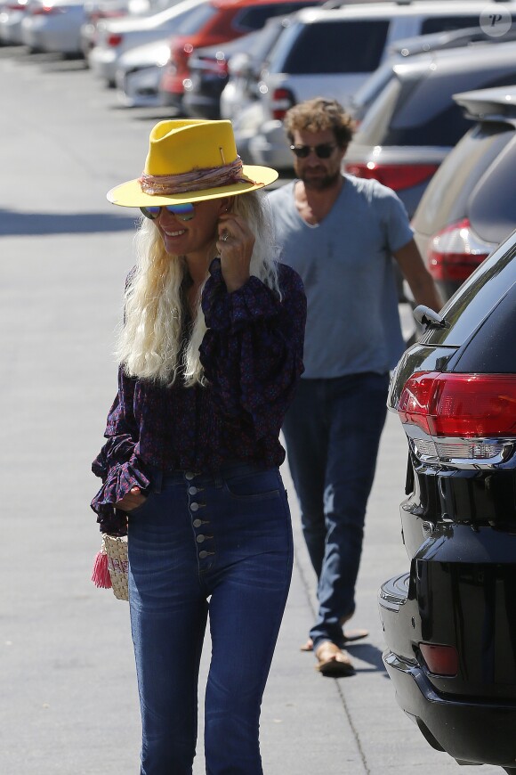Laeticia Hallyday, son compagnon Pascal Balland et Maryline Issartier vont déjeuner dans un restaurant de sushi à Los Angeles, proche de l'école des filles de Laeticia. Le 13 septembre 2019.