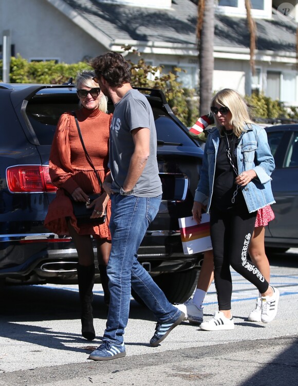 Laeticia Hallyday est allée déjeuner au restaurant MTN Venice avec sa mère Françoise Thibaut, son compagnon Pascal Balland et sa fille Mathilde à Los Angeles, le 19 octobre 2019.