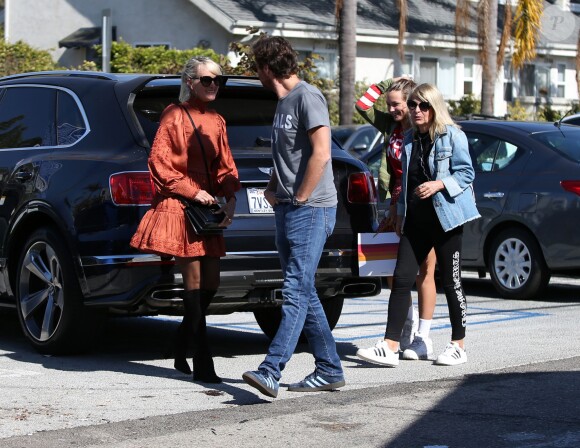 Laeticia Hallyday est allée déjeuner au restaurant MTN Venice avec sa mère Françoise Thibaut, son compagnon Pascal Balland et sa fille Mathilde à Los Angeles, le 19 octobre 2019.