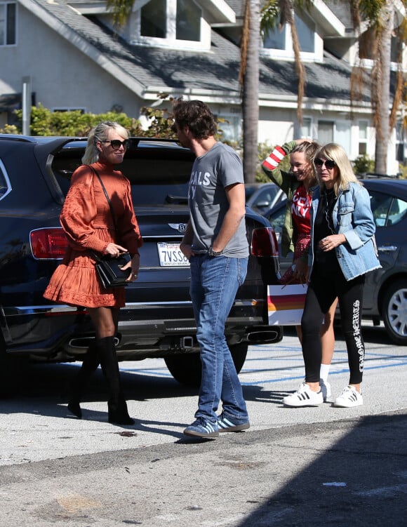 Laeticia Hallyday est allée déjeuner au restaurant MTN Venice avec sa mère Françoise Thibaut, son compagnon Pascal Balland et sa fille Mathilde à Los Angeles, le 19 octobre 2019.